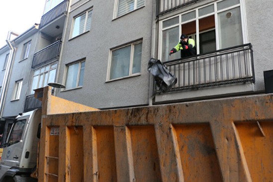 Kapıyı açan ekipler şoke oldu: Evden tam 40 ton çöp çıktı